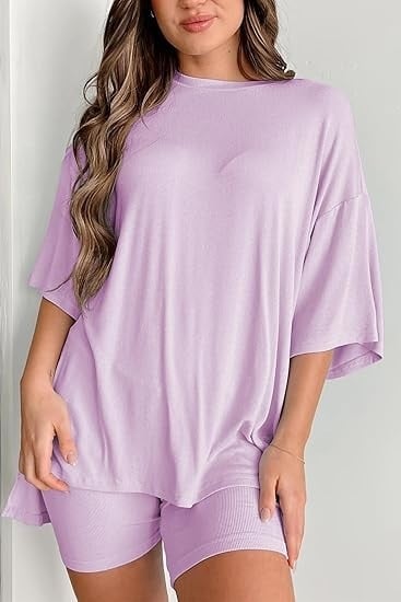 Két darabos lezser szett: rövid ujjú felső és rövidnadrág, részlet kolázs stílusban, modal keverék poliészterrel és spandexszel, 2025 tavasz, városi stílus, nőknek