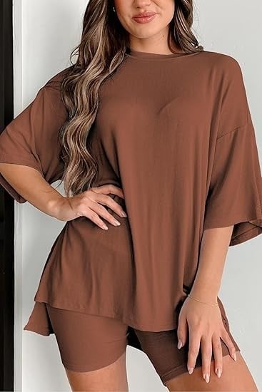 Két darabos lezser szett: rövid ujjú felső és rövidnadrág, részlet kolázs stílusban, modal keverék poliészterrel és spandexszel, 2025 tavasz, városi stílus, nőknek