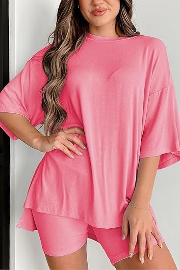 Két darabos lezser szett: rövid ujjú felső és rövidnadrág, részlet kolázs stílusban, modal keverék poliészterrel és spandexszel, 2025 tavasz, városi stílus, nőknek