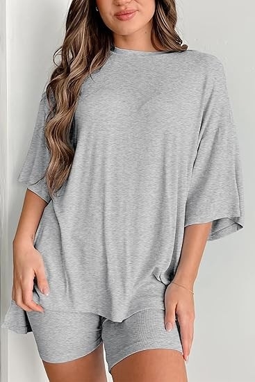 Két darabos lezser szett: rövid ujjú felső és rövidnadrág, részlet kolázs stílusban, modal keverék poliészterrel és spandexszel, 2025 tavasz, városi stílus, nőknek