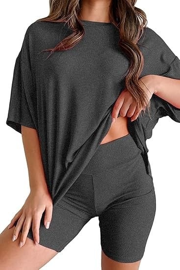 Két darabos lezser szett: rövid ujjú felső és rövidnadrág, részlet kolázs stílusban, modal keverék poliészterrel és spandexszel, 2025 tavasz, városi stílus, nőknek