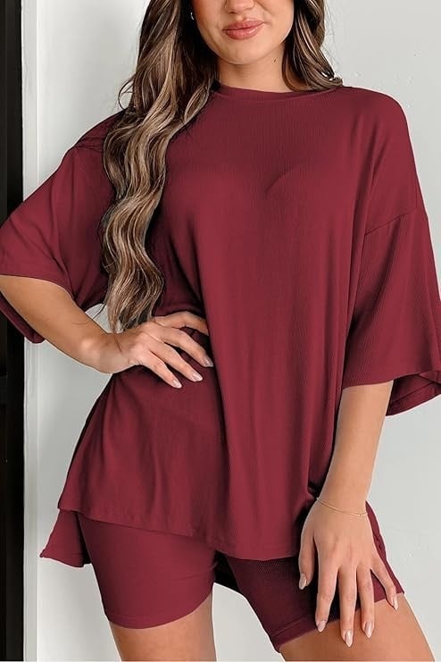 Két darabos lezser szett: rövid ujjú felső és rövidnadrág, részlet kolázs stílusban, modal keverék poliészterrel és spandexszel, 2025 tavasz, városi stílus, nőknek