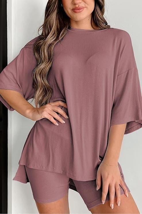 Két darabos lezser szett: rövid ujjú felső és rövidnadrág, részlet kolázs stílusban, modal keverék poliészterrel és spandexszel, 2025 tavasz, városi stílus, nőknek