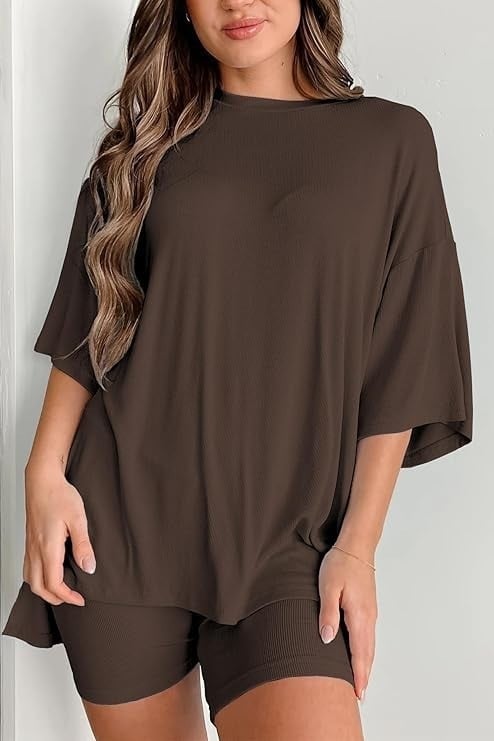 Két darabos lezser szett: rövid ujjú felső és rövidnadrág, részlet kolázs stílusban, modal keverék poliészterrel és spandexszel, 2025 tavasz, városi stílus, nőknek