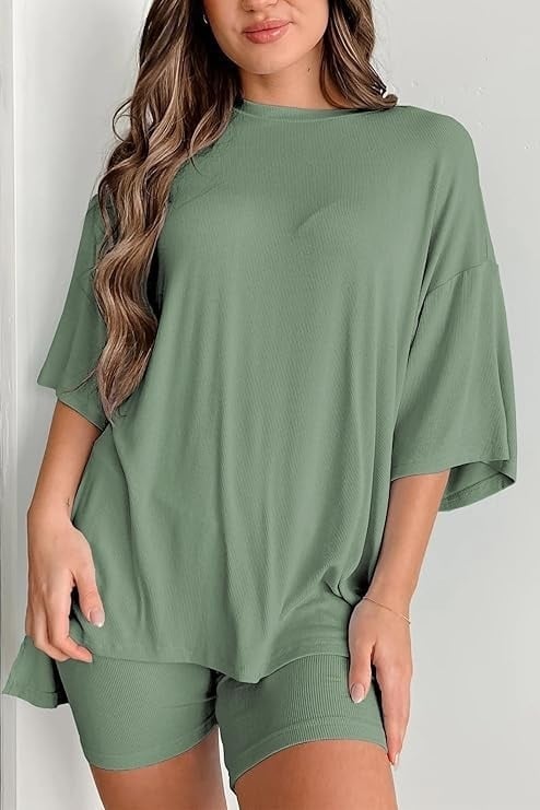 Két darabos lezser szett: rövid ujjú felső és rövidnadrág, részlet kolázs stílusban, modal keverék poliészterrel és spandexszel, 2025 tavasz, városi stílus, nőknek