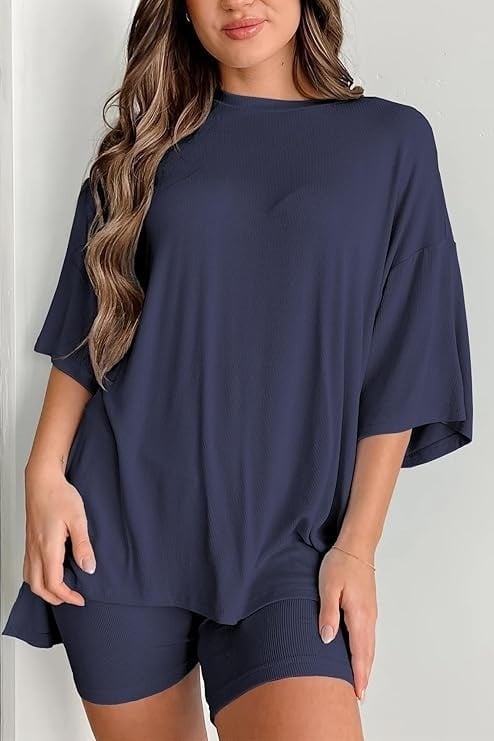 Két darabos lezser szett: rövid ujjú felső és rövidnadrág, részlet kolázs stílusban, modal keverék poliészterrel és spandexszel, 2025 tavasz, városi stílus, nőknek