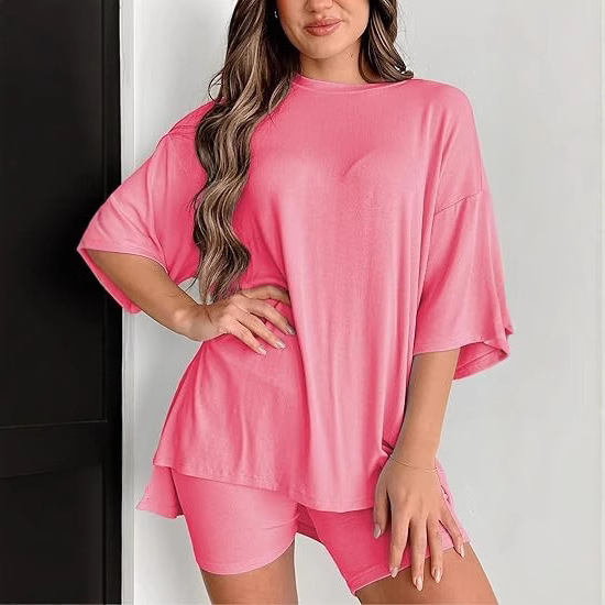 Két darabos lezser szett: rövid ujjú felső és rövidnadrág, részlet kolázs stílusban, modal keverék poliészterrel és spandexszel, 2025 tavasz, városi stílus, nőknek