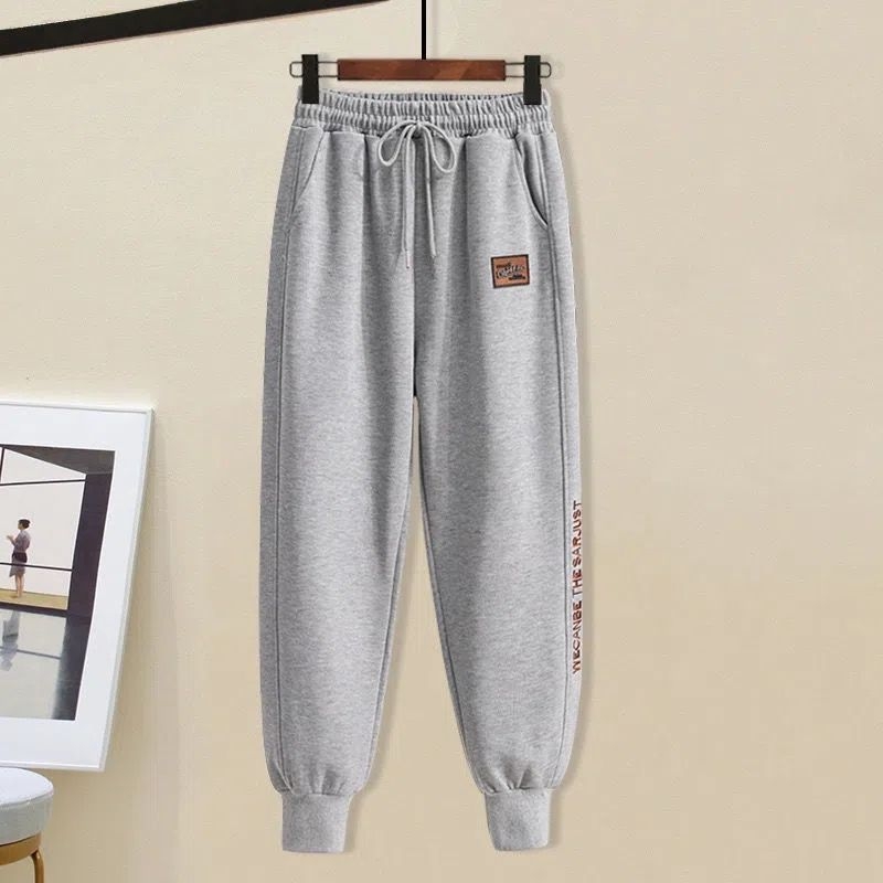 Női két darabos sportos casual szett hímzéssel, hosszú ujjú top hercegnő-stílusú ujjaival és jogger nadrággal; ősz 2025; anyag: Sweatshirt cloth; PVC összetétel.