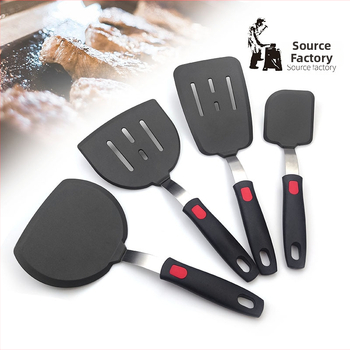 Teppanyaki silikónová špachtľa s pružinovou oceľou a plastovým držadlom; nepriľnavá, vysokoteplotná, ochrana pred popáleninami.