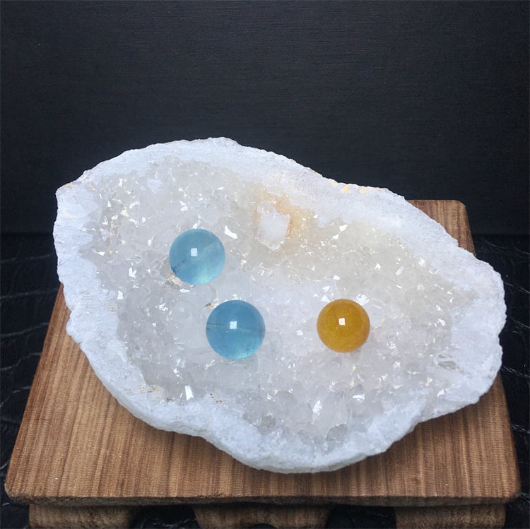 Karkötő a bőség kosara motívummal és pénz erszény motívummal, demagnetizált kristály, nyers kő, asztali dekoráció