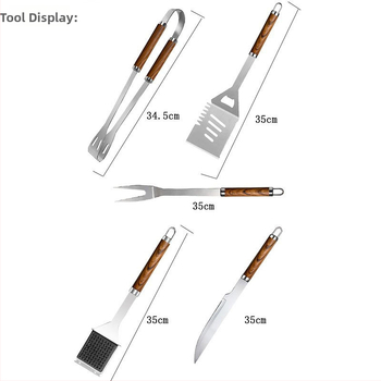 7-djelni set BBQ alata od nehrđajućeg čelika s drvenim uzorkom, uključuje klipsu, četku, vilicu i lopaticu, u platnenoj torbi.