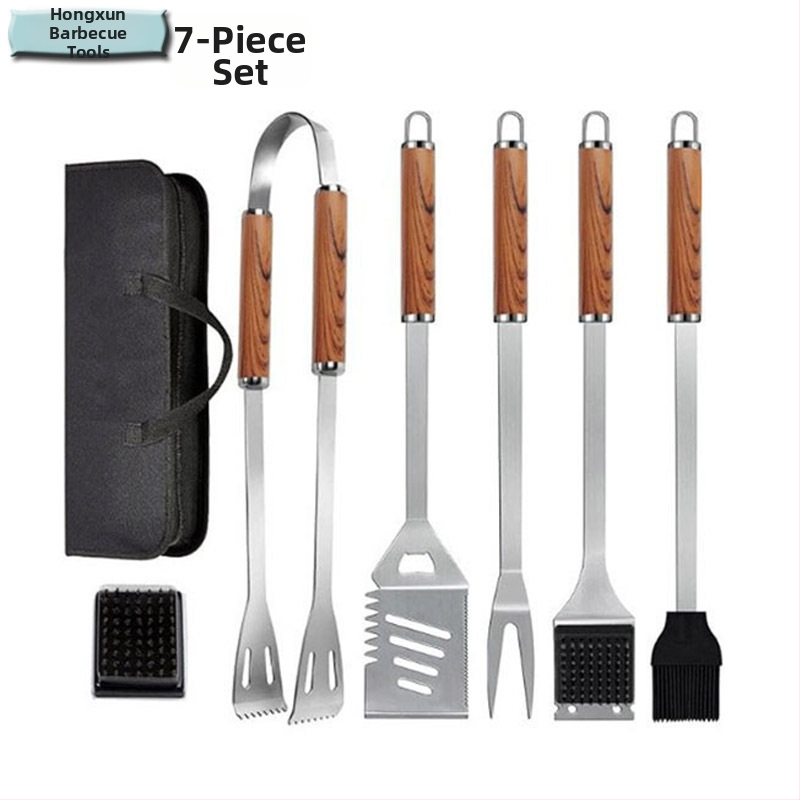 7-djelni set BBQ alata od nehrđajućeg čelika s drvenim uzorkom, uključuje klipsu, četku, vilicu i lopaticu, u platnenoj torbi.