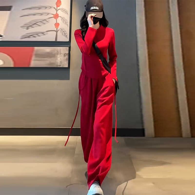 Női téli kétszemélyes sportos szett – pulóver félcipzárral és széles szárú nadrággal, patchwork dizájn, poliészter/elasztán alapanyag, 2024 tél