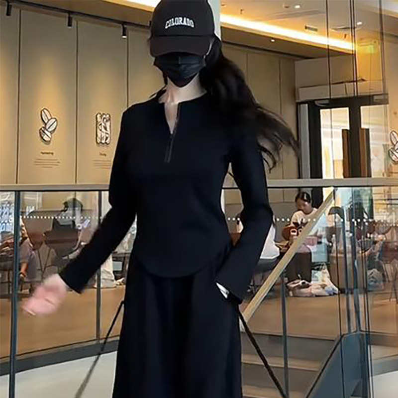 Női téli kétszemélyes sportos szett – pulóver félcipzárral és széles szárú nadrággal, patchwork dizájn, poliészter/elasztán alapanyag, 2024 tél