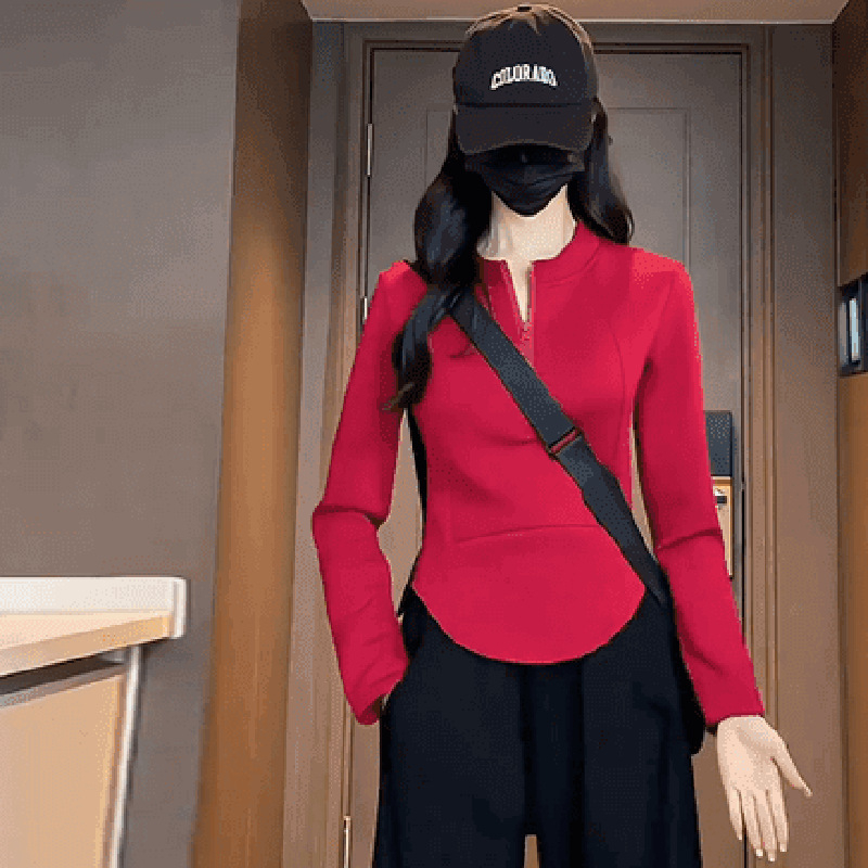 Női téli kétszemélyes sportos szett – pulóver félcipzárral és széles szárú nadrággal, patchwork dizájn, poliészter/elasztán alapanyag, 2024 tél