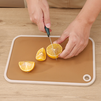 Többfunkciós vágódeszka otthoni használatra – antibakteriális és csúszásmentes, PP+TPR anyagból (Anyag: PP+TPR; Eredet: Yangjiang; Piacra kerülés éve: 2025)