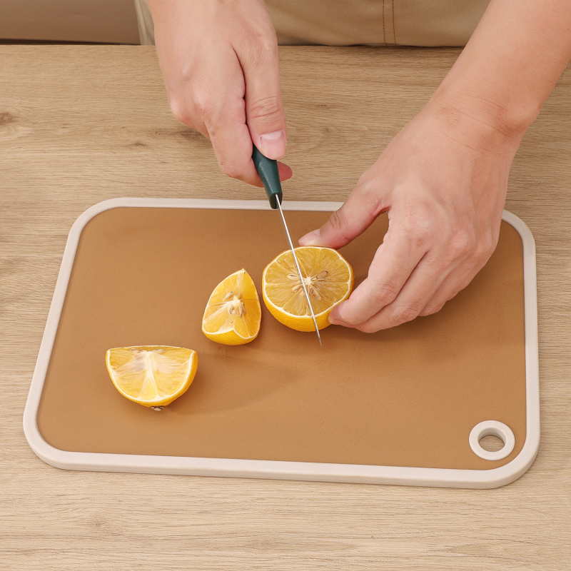 Többfunkciós vágódeszka otthoni használatra – antibakteriális és csúszásmentes, PP+TPR anyagból (Anyag: PP+TPR; Eredet: Yangjiang; Piacra kerülés éve: 2025)