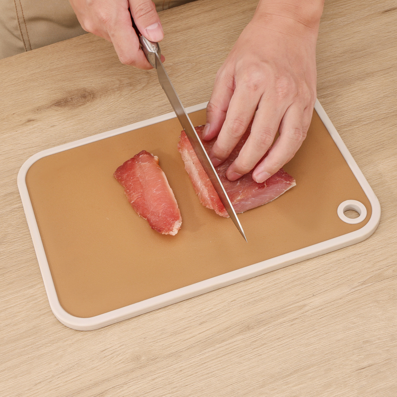 Többfunkciós vágódeszka otthoni használatra – antibakteriális és csúszásmentes, PP+TPR anyagból (Anyag: PP+TPR; Eredet: Yangjiang; Piacra kerülés éve: 2025)