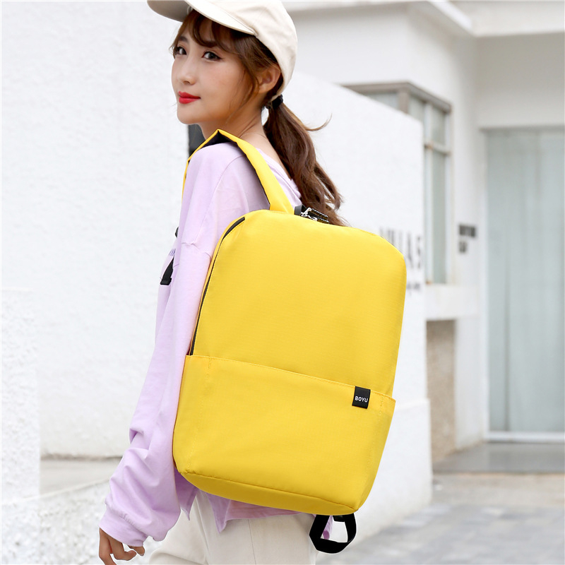 Ruksak, jednobojan, prozračan, vodootporan, Oxford materijal, kapacitet do 20 L.