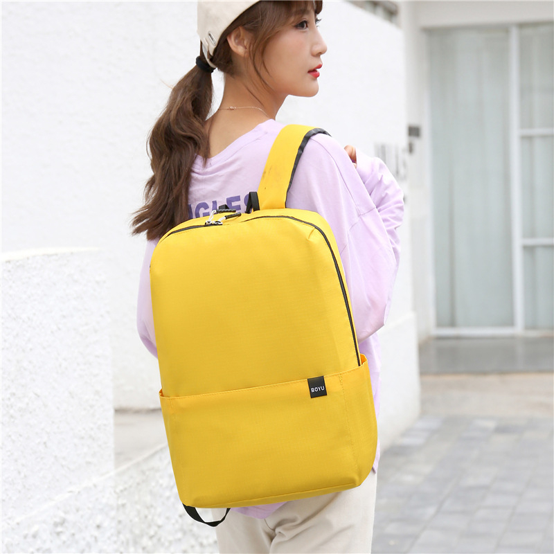 Ruksak, jednobojan, prozračan, vodootporan, Oxford materijal, kapacitet do 20 L.