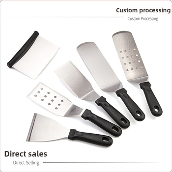 Rozsdamentes acél teppanyaki spatula készlet kültéri grillsütéshez — modern minimalista design, tartalmaz spatulákat steakhez és palacsintákhoz, testreszabható