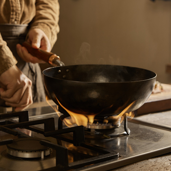 Ručni wok od nitridiranog željeza s čekićanom teksturom, dvostrukim dnom i staklenom poklopcem, model Tq-cs-009