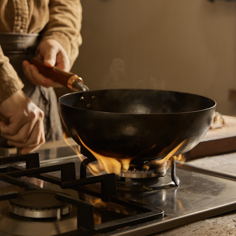 Ručni wok od nitridiranog željeza s čekićanom teksturom, dvostrukim dnom i staklenom poklopcem, model Tq-cs-009