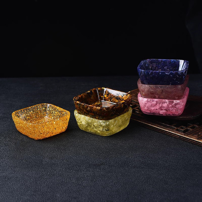 Négyzet formájú kristálytál – dekoratív ékszertároló, geometriai forma, modern minimál stílus