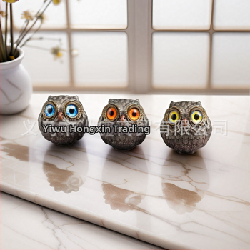 Сова от синтетична смола – модерен минималистичен декоративен елемент за дома и градината