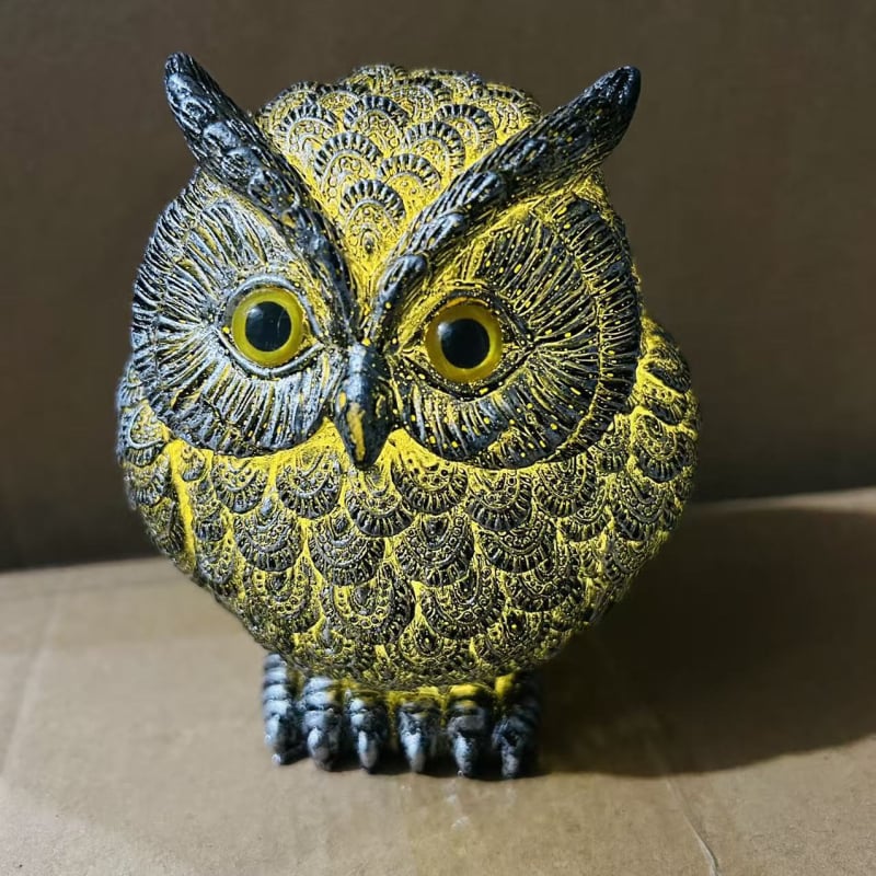 Сова от синтетична смола – модерен минималистичен декоративен елемент за дома и градината