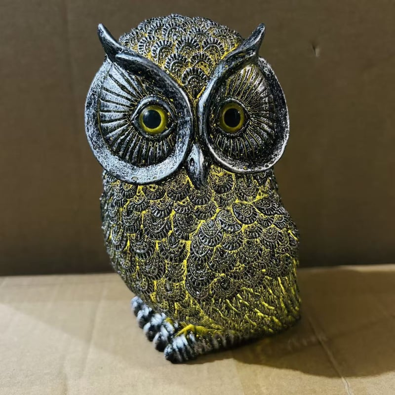 Сова от синтетична смола – модерен минималистичен декоративен елемент за дома и градината