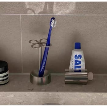 Držač za četkice s UV sterilizacijom — 4 pretinca, nehrđajući čelik, usisno pričvršćivanje, dizajn četiri lista, japanski stil