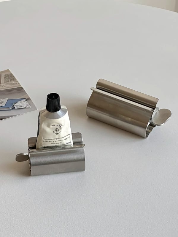 Držač za četkice s UV sterilizacijom — 4 pretinca, nehrđajući čelik, usisno pričvršćivanje, dizajn četiri lista, japanski stil