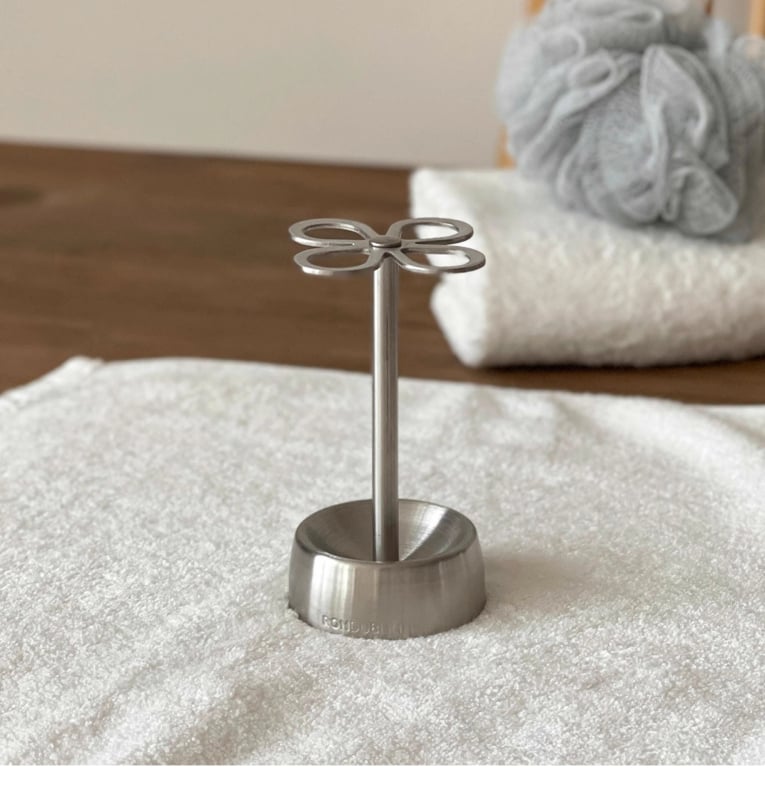 Držač za četkice s UV sterilizacijom — 4 pretinca, nehrđajući čelik, usisno pričvršćivanje, dizajn četiri lista, japanski stil