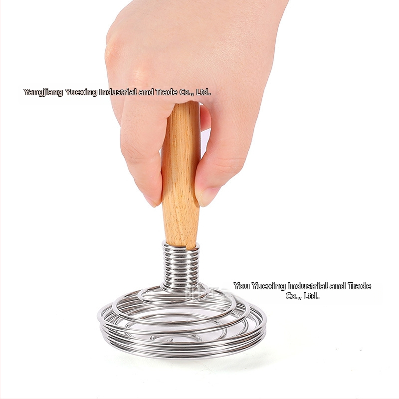 Ръчен яйчен бъркалник с дървена дръжка и сферична глава от неръждаема стомана