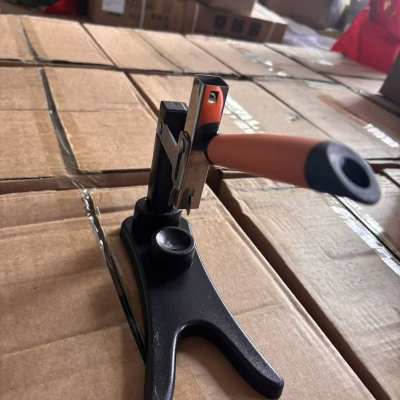 Устройство за отваряне и обелване на кестени - ръчно, с кръстосан клип, за домашна употреба