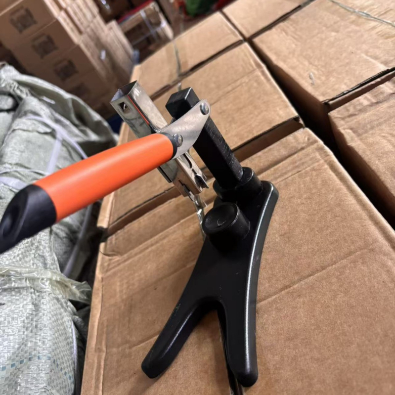 Устройство за отваряне и обелване на кестени - ръчно, с кръстосан клип, за домашна употреба