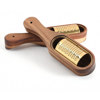 Настъргвач за сирене от 430 неръждаема стомана с титаново покритие и акациево дърво; лого отпечатано; плосък дизайн; функция: сирене