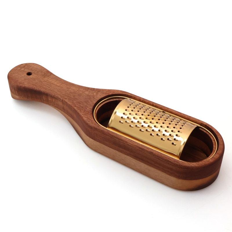 Настъргвач за сирене от 430 неръждаема стомана с титаново покритие и акациево дърво; лого отпечатано; плосък дизайн; функция: сирене