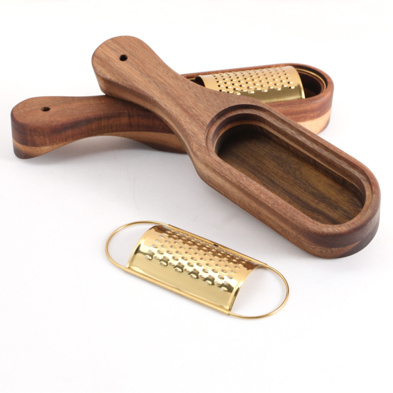 Настъргвач за сирене от 430 неръждаема стомана с титаново покритие и акациево дърво; лого отпечатано; плосък дизайн; функция: сирене