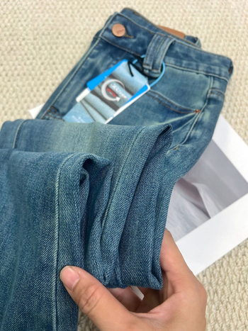 Traperice Slim-Fit s visokim strukom, blago proširene, skraćene – 50–70% pamuk, 30–50% poliester, četverostruko rastezljive