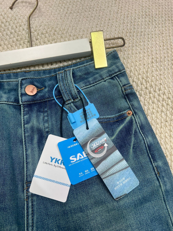 Traperice Slim-Fit s visokim strukom, blago proširene, skraćene – 50–70% pamuk, 30–50% poliester, četverostruko rastezljive