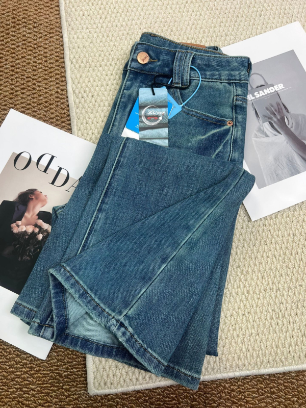 Traperice Slim-Fit s visokim strukom, blago proširene, skraćene – 50–70% pamuk, 30–50% poliester, četverostruko rastezljive