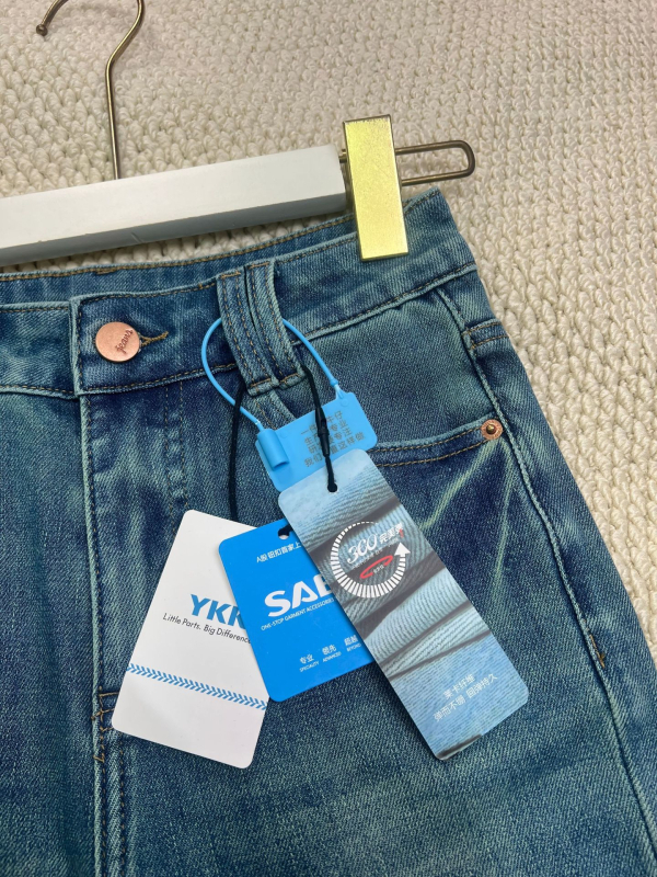 Traperice Slim-Fit s visokim strukom, blago proširene, skraćene – 50–70% pamuk, 30–50% poliester, četverostruko rastezljive