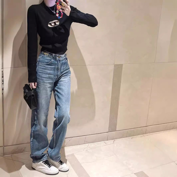 Traperice od denima visokim strukom, ravne krojene, širokih nogavica, s lancem za struk s dvostrukim kopčama