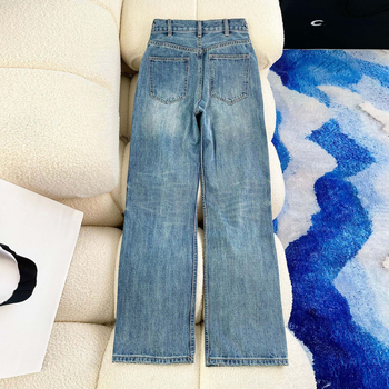 Traperice od denima visokim strukom, ravne krojene, širokih nogavica, s lancem za struk s dvostrukim kopčama