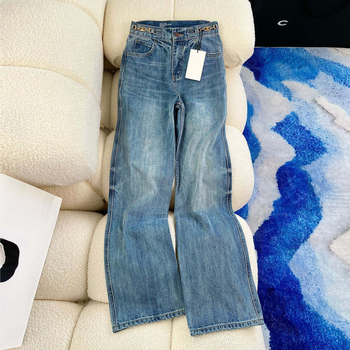 Traperice od denima visokim strukom, ravne krojene, širokih nogavica, s lancem za struk s dvostrukim kopčama