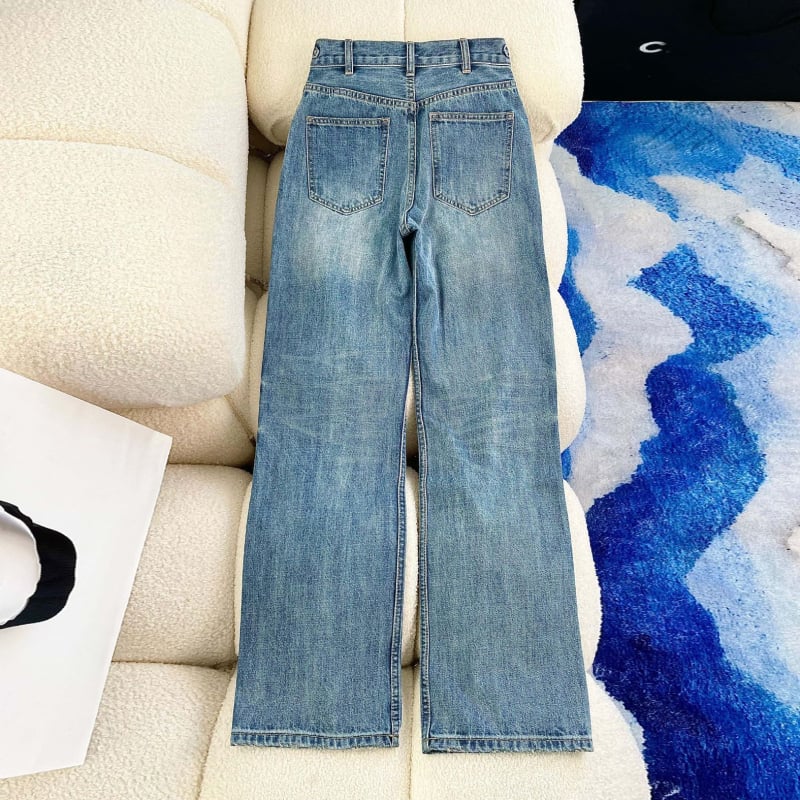 Traperice od denima visokim strukom, ravne krojene, širokih nogavica, s lancem za struk s dvostrukim kopčama