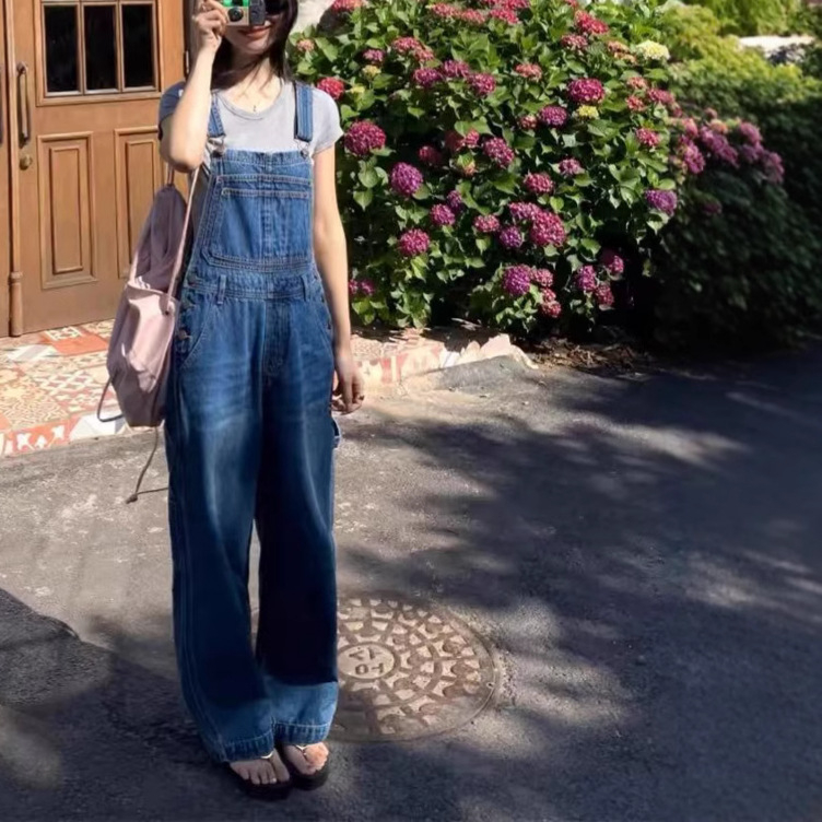 Ženski džins kombinezon s širokim nogavicama i opuštenim strukom, proljeće-ljeto 2025