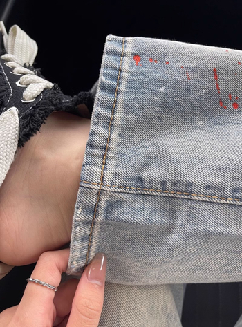 Džinse u američkom retro stilu sa poderanim detaljima, visokim pojasom i ravnim krojem, pamuk-poliester mješavina, lagana ljetna tkanina